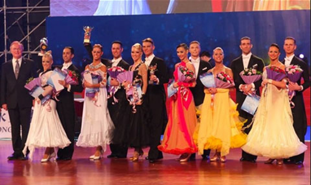 Финалисты на награждении WDSF Grand Slam Standard (фото: Goetz, worlddancesport.org)